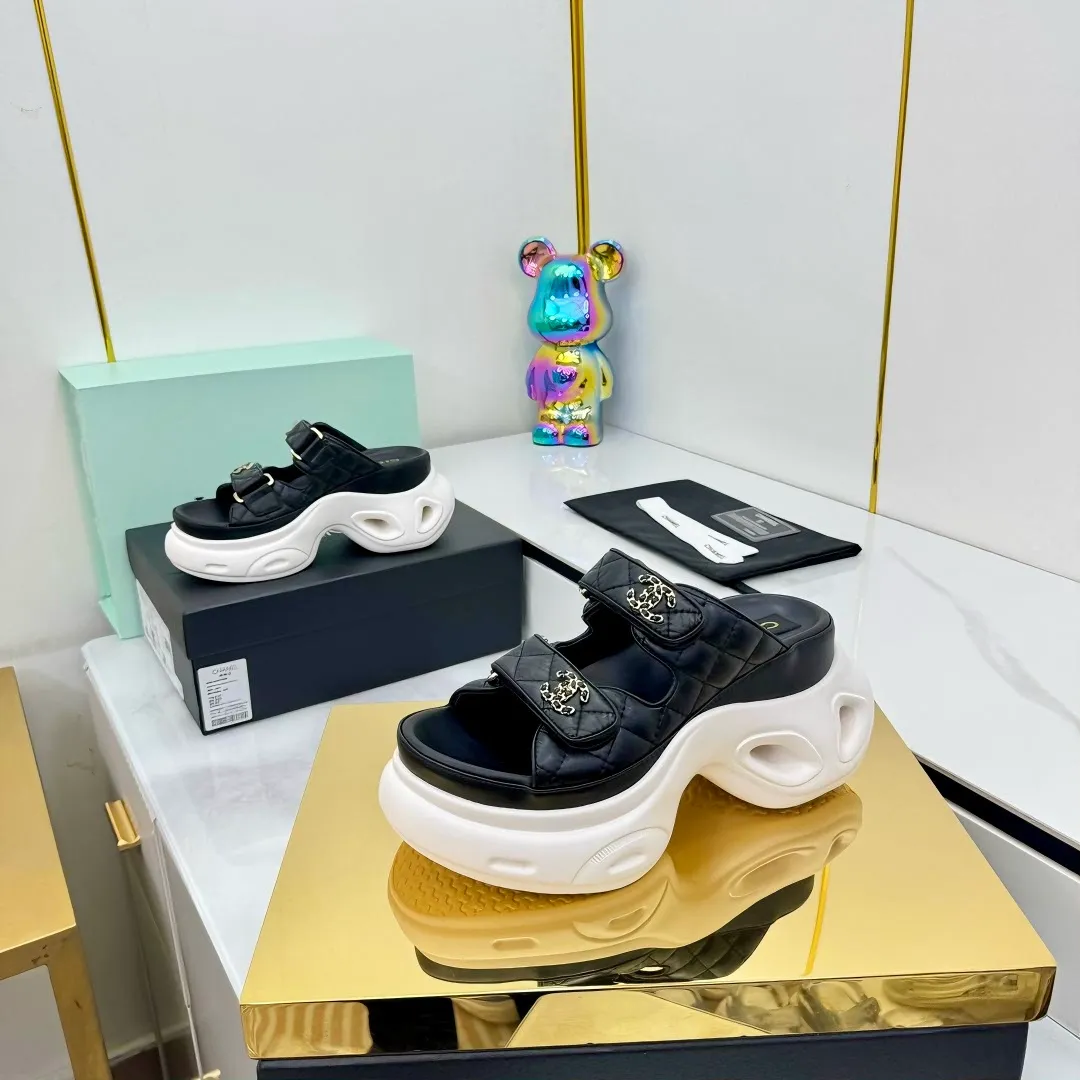 👟👟Ex-factory price 680👟👟 Top version... Chanel｜Chanel Xiaoxiang Velcro Beach Slippers Slippers Casual Beach Shoes 25ss Spring and Summer New Style! Beach shoes are a hit all over the internet! The latest model from the counter, I am still willing to buy it on my feet. It must be ranked among the most popular models. It is invincible in all seasons. Various bloggers and Internet celebrities can see the matching styles. Highly recommended. Pearlescent sheepskin upper, sheepskin lining, suede for feet. Original open-molded TPU outsole size: 35-40 (customized for 40 and 41). Full set of original packaging 👉 👉 👉 👉 👉